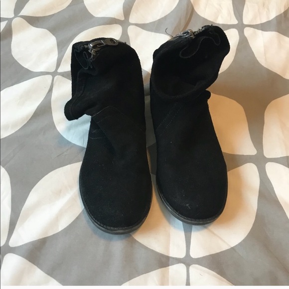 me too Black Suede Comfy EUC  Ankle Booties size 6 - Picture 2 of 7